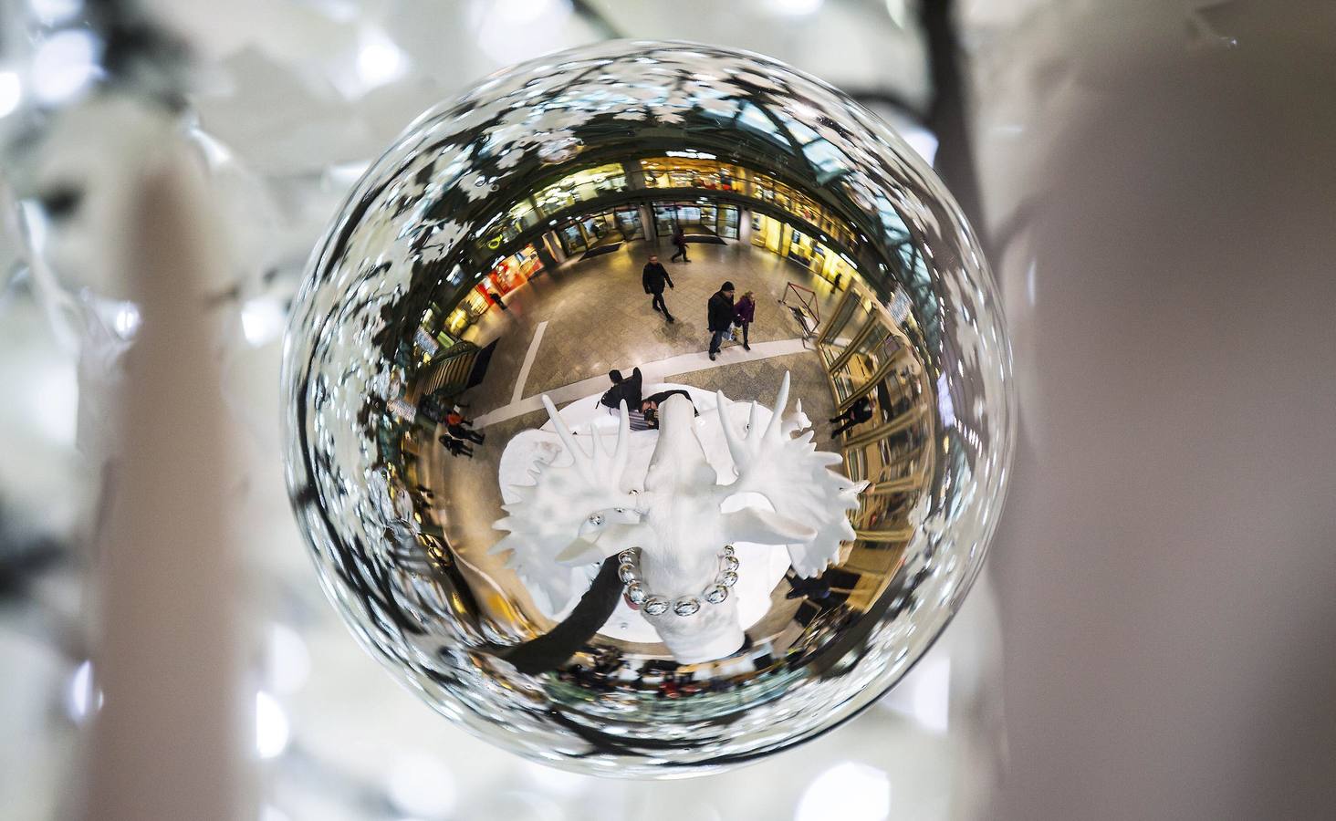 Un alce como una parte de una decoración de Navidad se refleja en una bola de adorno de Navidad en un centro comercial en Berlín 2 de diciembre de 2014.