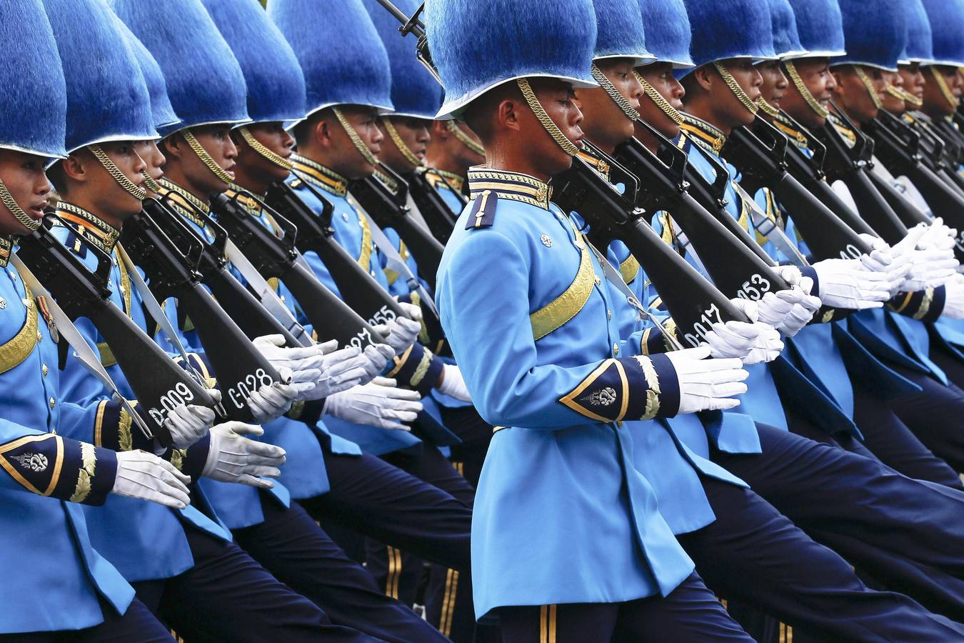 La Guardia Real Tailandesa desfila frente al Gran Palacio, como parte de una celebración para el próximo cumpleaños de rey de Tailandia, Bhumibol Adulyadej, en Bangkok.