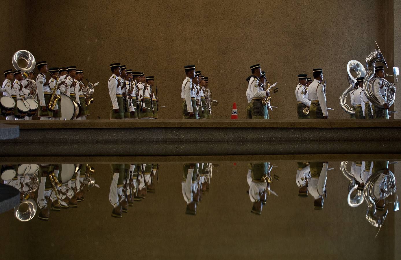Miembros de la banda militar de Malasia se reflejan durante la ceremonia de bienvenida del primer ministro de Bangladesh.