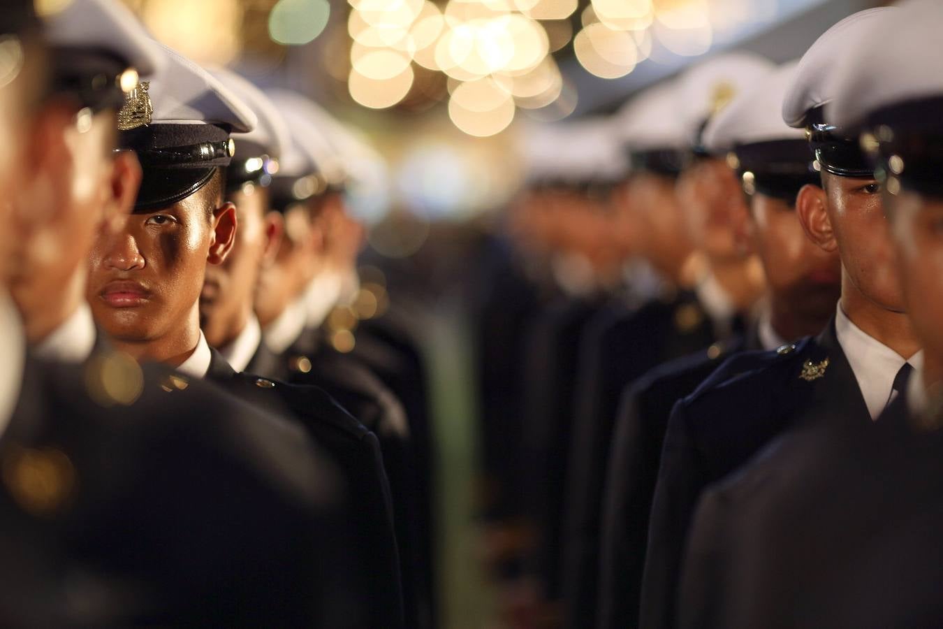 Cadetes militares asisten a una ceremonia para celebrar el cumpleaños del rey Bhumibol Adulyadej de Tailandia fuera el Gran Palacio de Bangkok.
