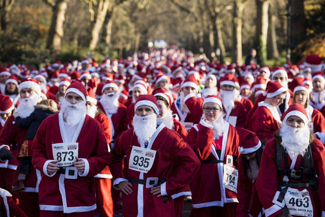 Corredores vestidos como Papá Noel esperan el inicio de la 'Santa Run' en Londres.