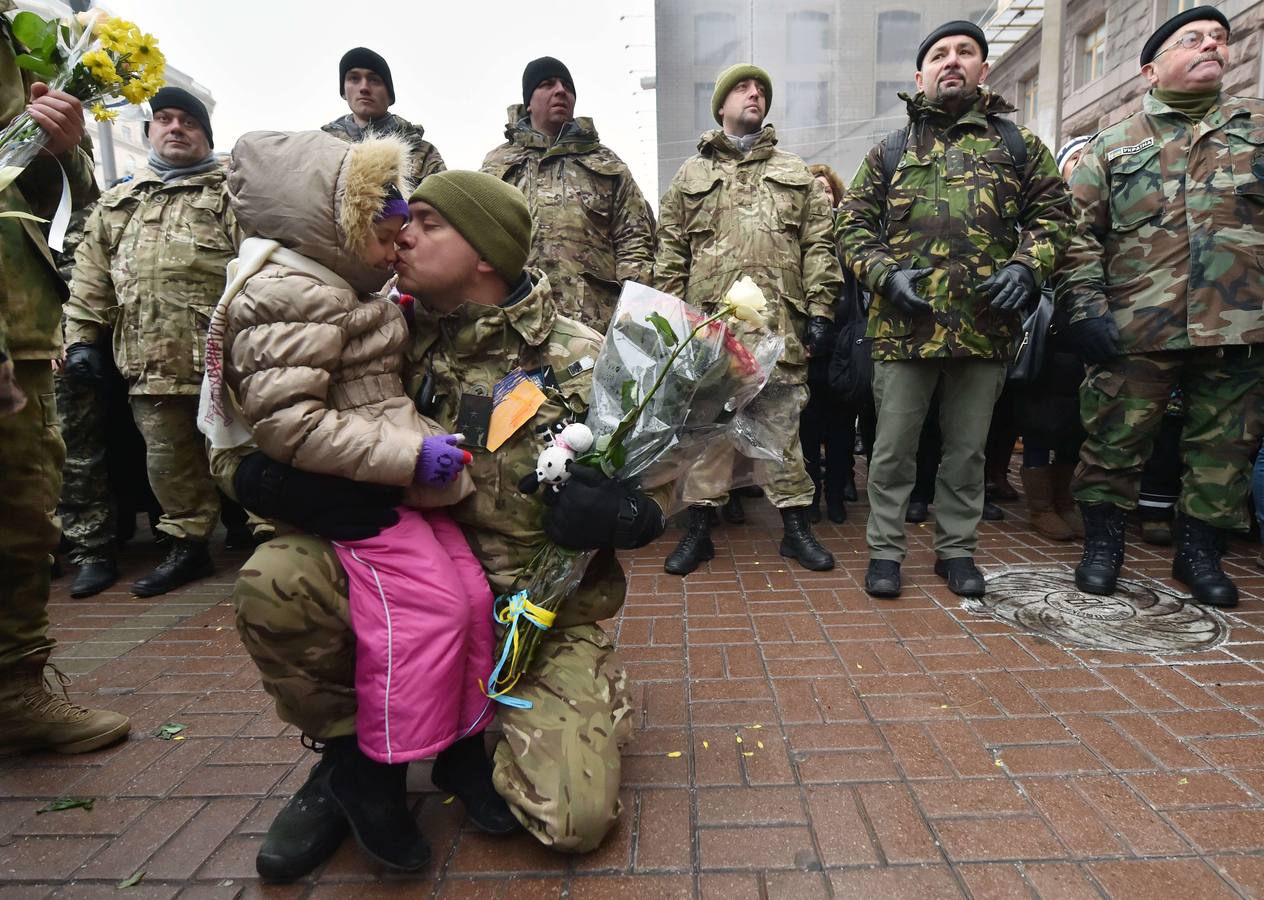 Gente saluda a los militares del batallón volonteer ucraniano "Kiev 12".