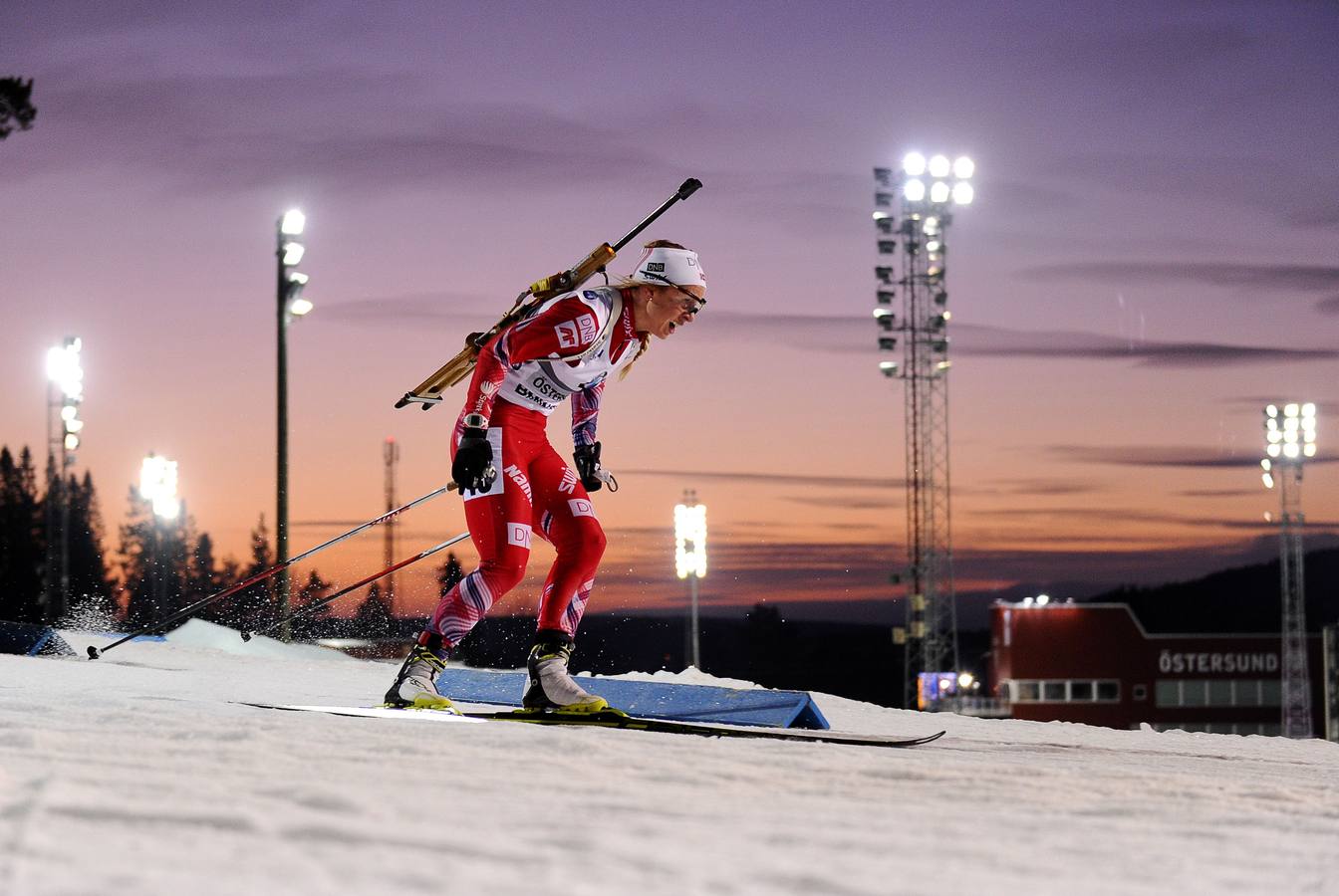 Tiril Eckhoff de Noruega compite en la carrera de 7,5 kilometros en la Copa del Mundo de Biatlón en Ostersund.