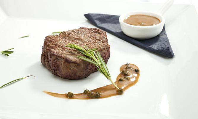 Plato principal (Solomillo a las finas hierbas). 