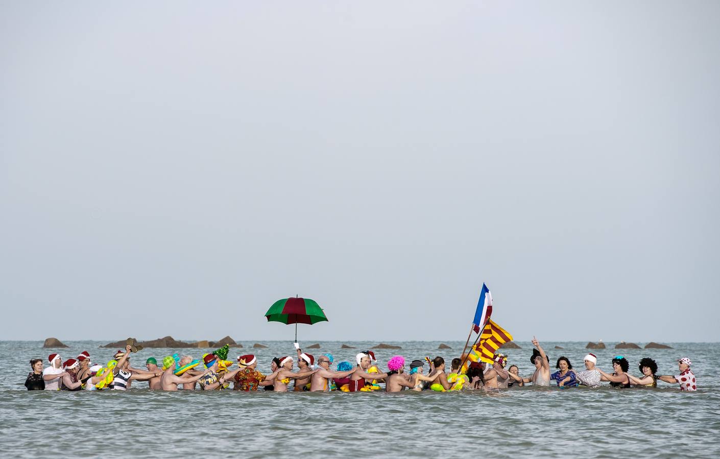 Personas participan en el tradicional chapuzón en el mar en Malo-Les-Bains, cerca de Dunkerque.