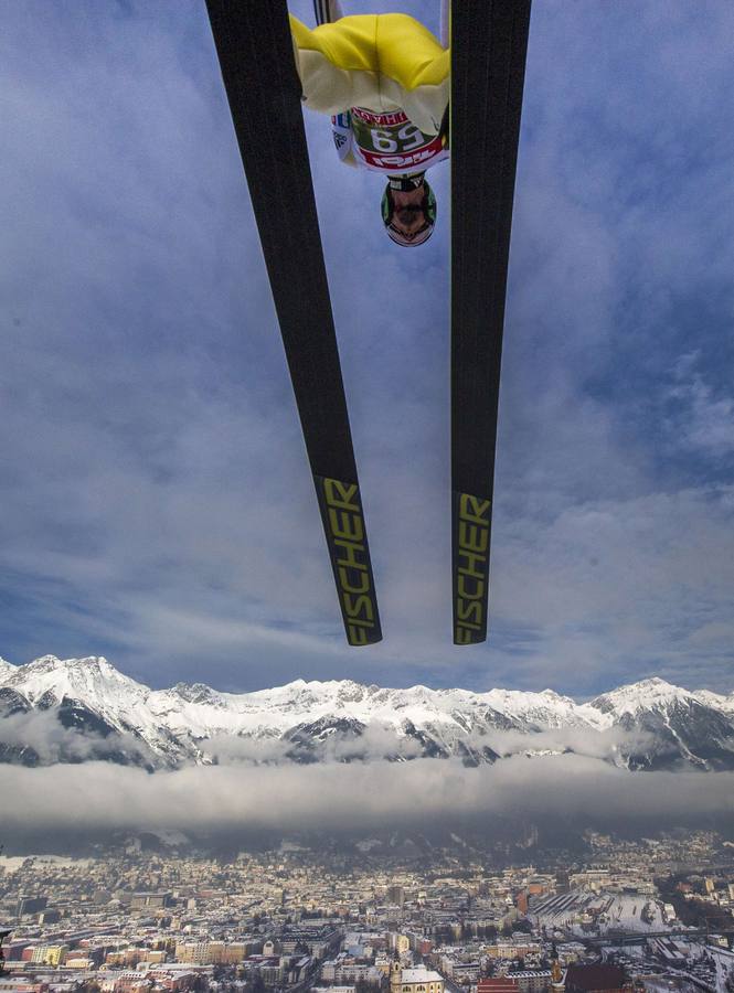 Sesión de entrenamiento de la Copa del Mundo de saltos de esquí en Innsbruck.