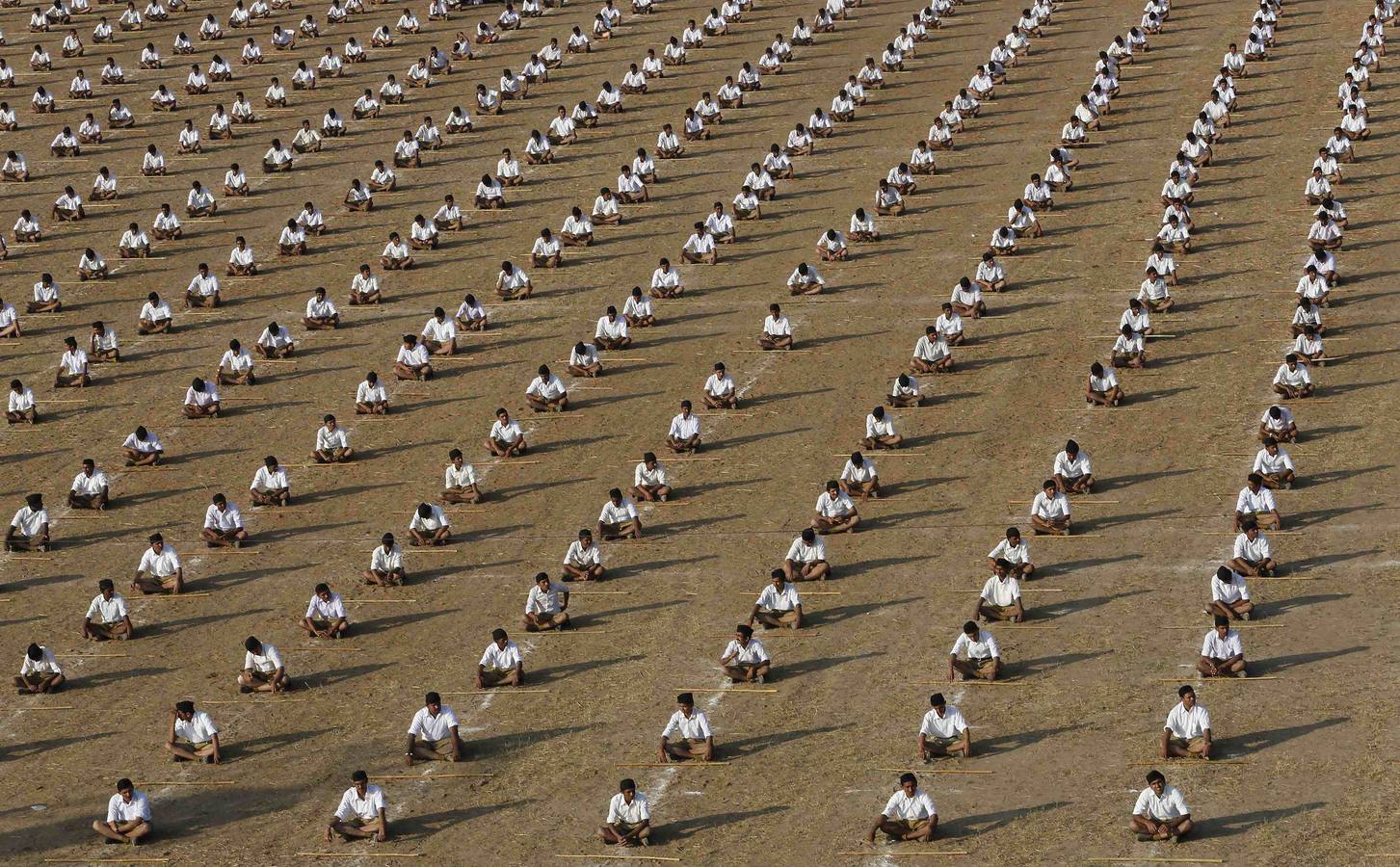 Los voluntarios de la organización nacionalista hindú Rashtriya Swayamsevak Sangh se sientan en el suelo durante un simulacro.