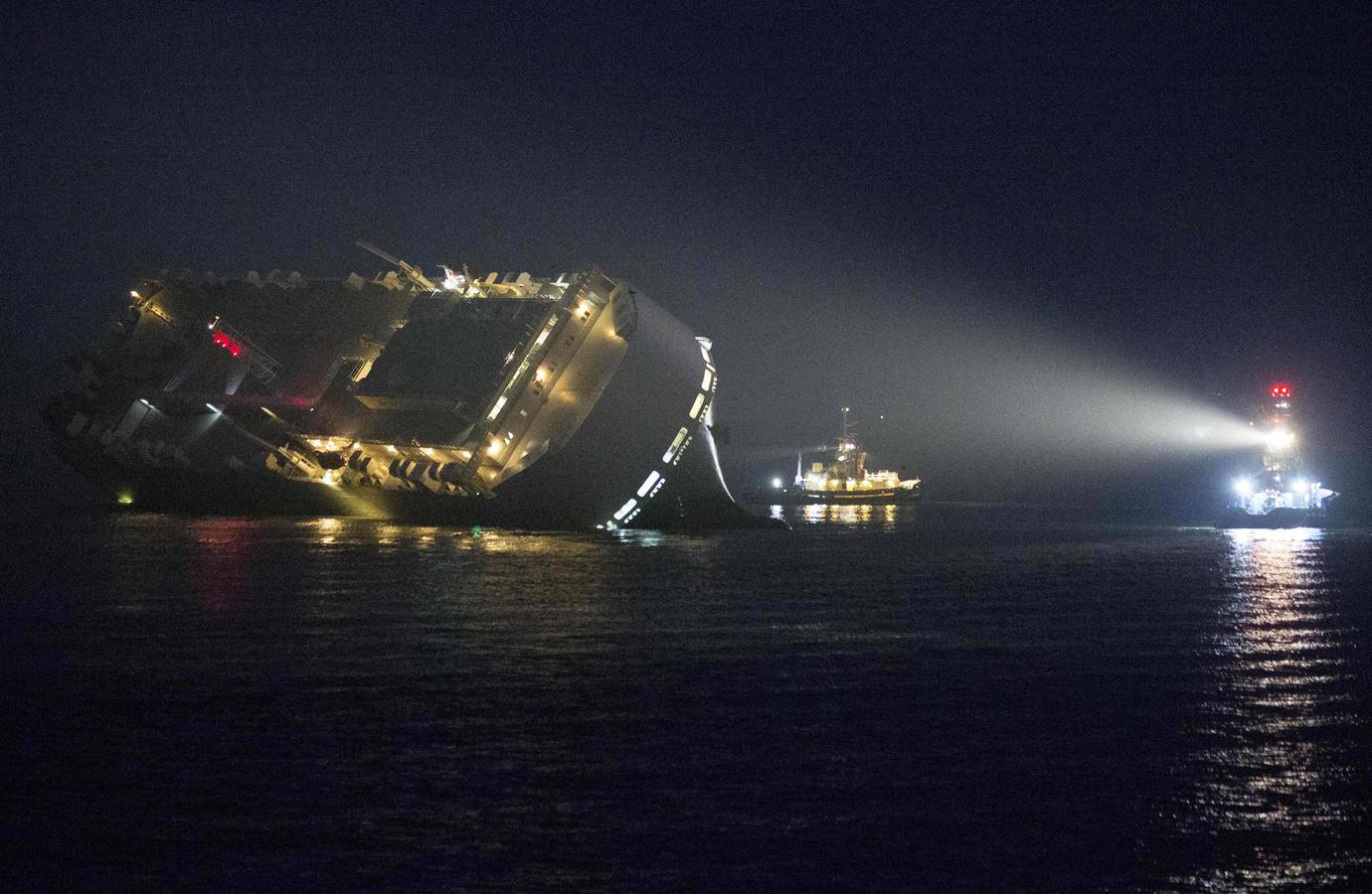 La nave de carga Hoegh Osaka después de encallar la noche del sábado en el estuario del Solent, cerca de Southampton, en el sur de Inglaterra.