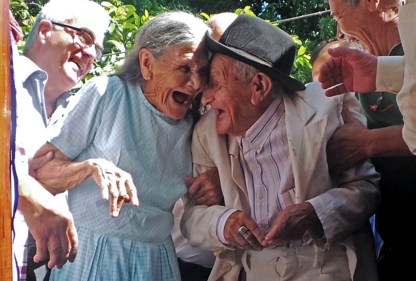 Una pareja paragüaya celebra su cumpleaños número 100.