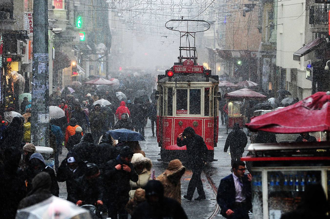 Gente camina bajo la nieve en Estambul.