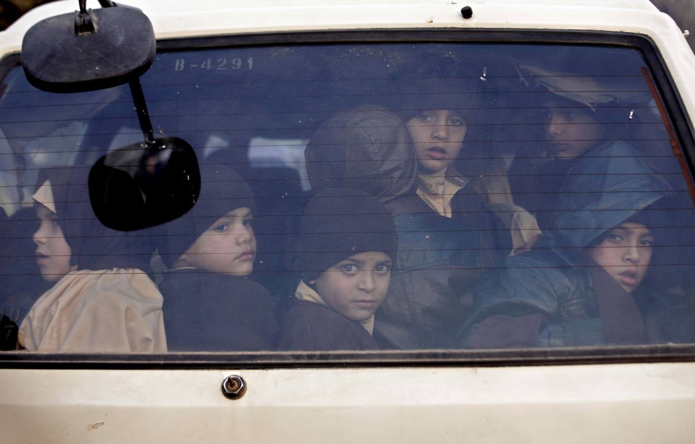 Estudiantes paquistaníes a su salida del colegio del Ejército, Que sufrio el ataque talibán en diciembre, en Peshawar (Pakistán)