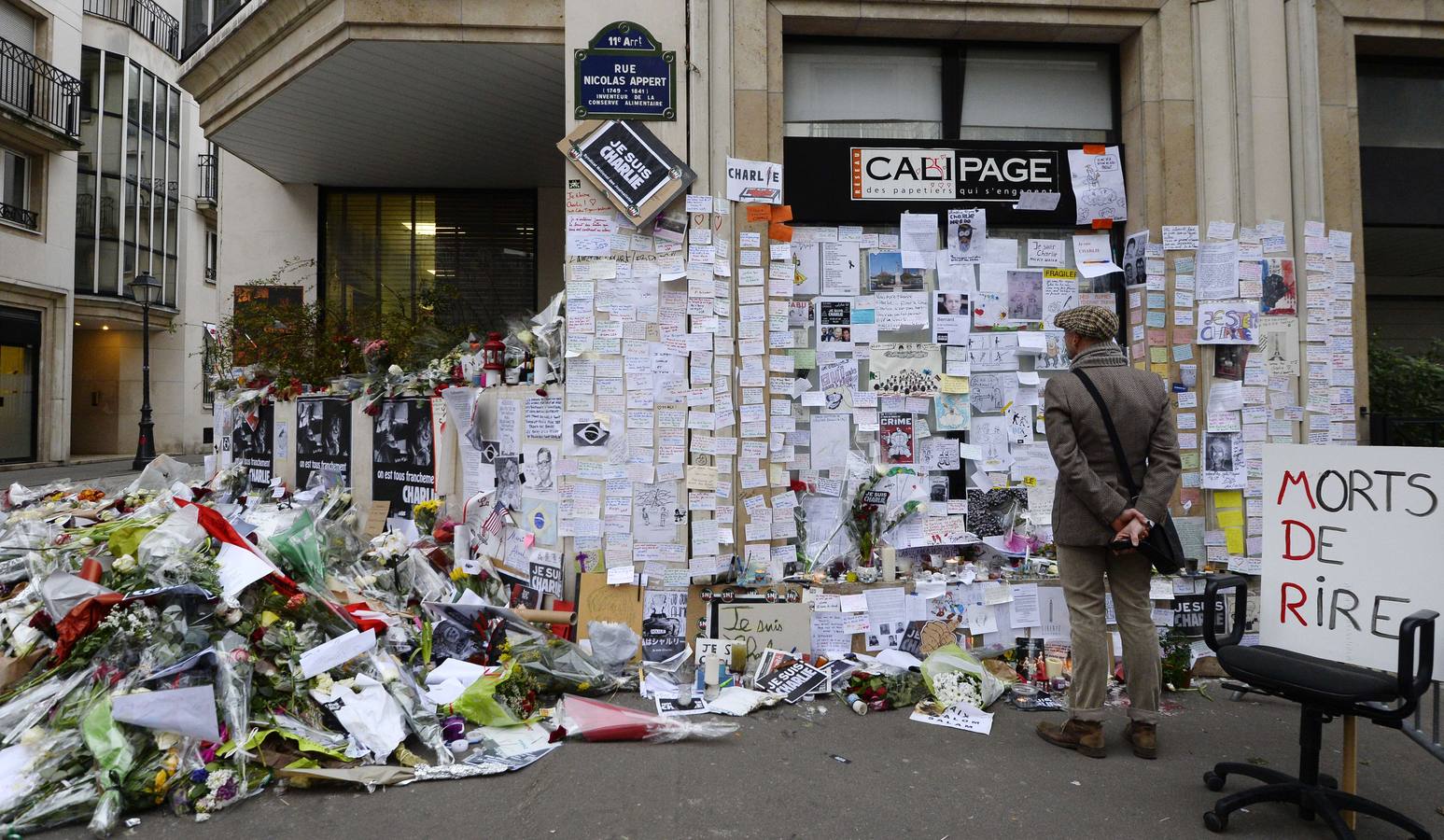 Monumento improvisado cerca de la sede del semanario satírico francés Charlie Hebdo