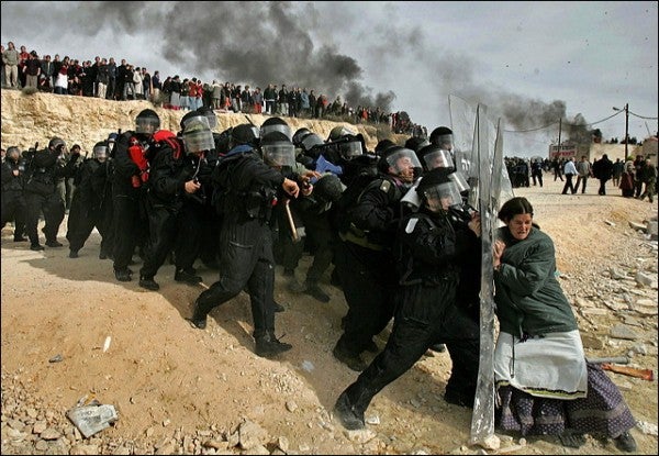 Pulitzer 2007: Oded Balilty con las autoridades israelíes ordenan la evacuación de asentamientos ilegales. 