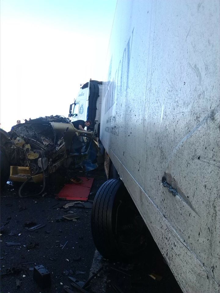 Dos camiones chocan en Purullena