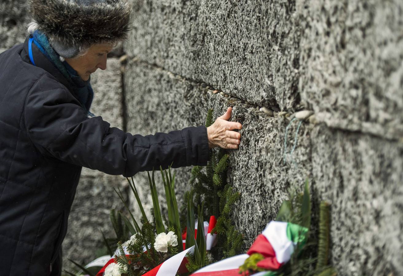 "Hoy rendimos homenaje a millones de inocentes que sufrieron y fueron vilmente asesinados", ha puntualizado Rajoy.