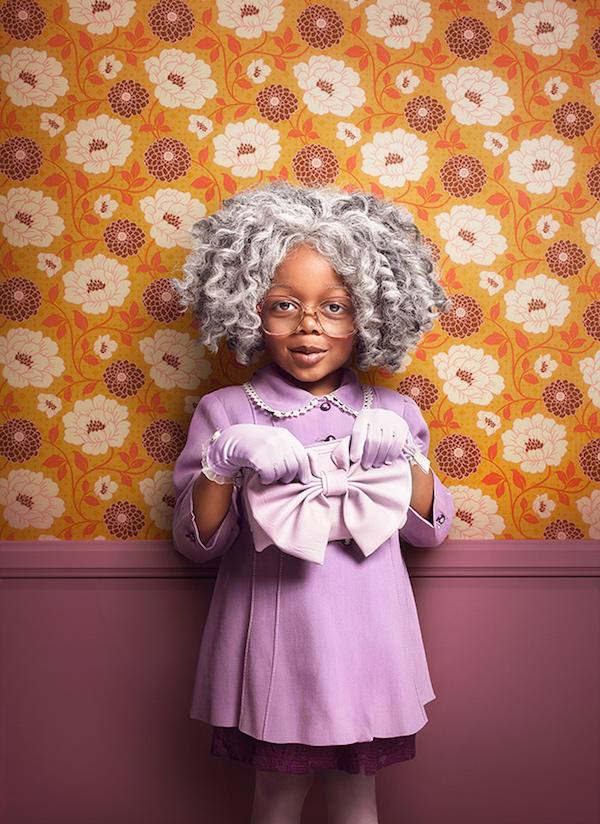 Las impactantes imágenes de bebés vestidos de personas mayores