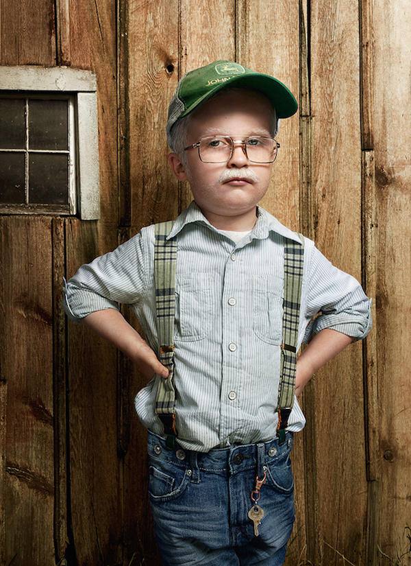 Las impactantes imágenes de bebés vestidos de personas mayores