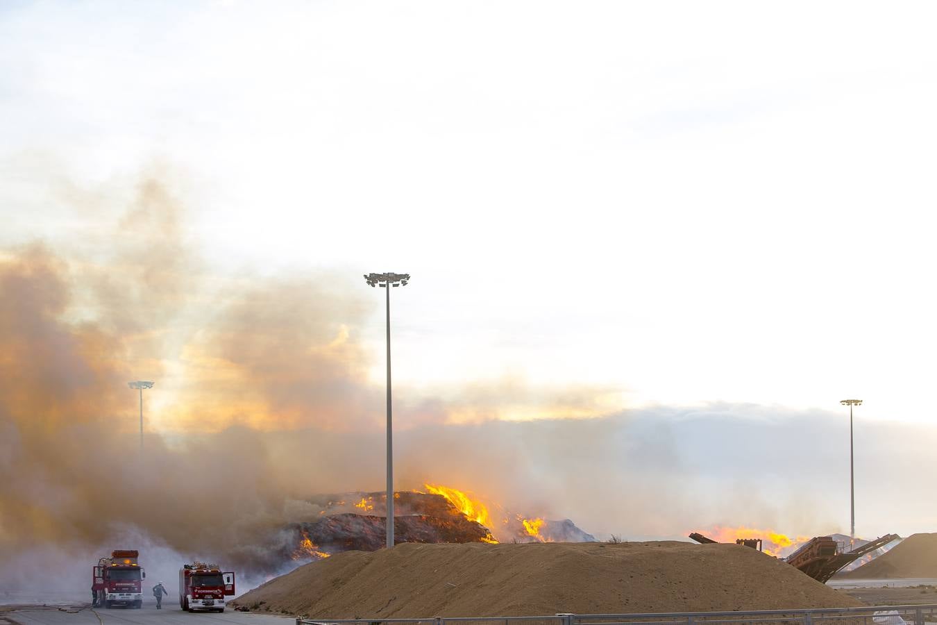 Intentan controlar un fuego en el interior de la dársena del Puerto de Motril