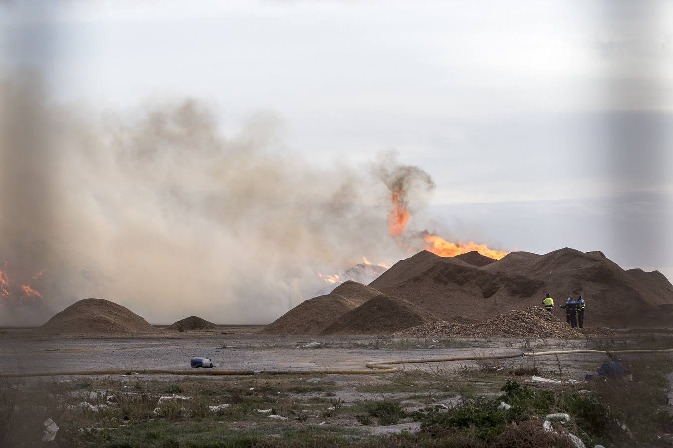 Intentan controlar un fuego en el interior de la dársena del Puerto de Motril