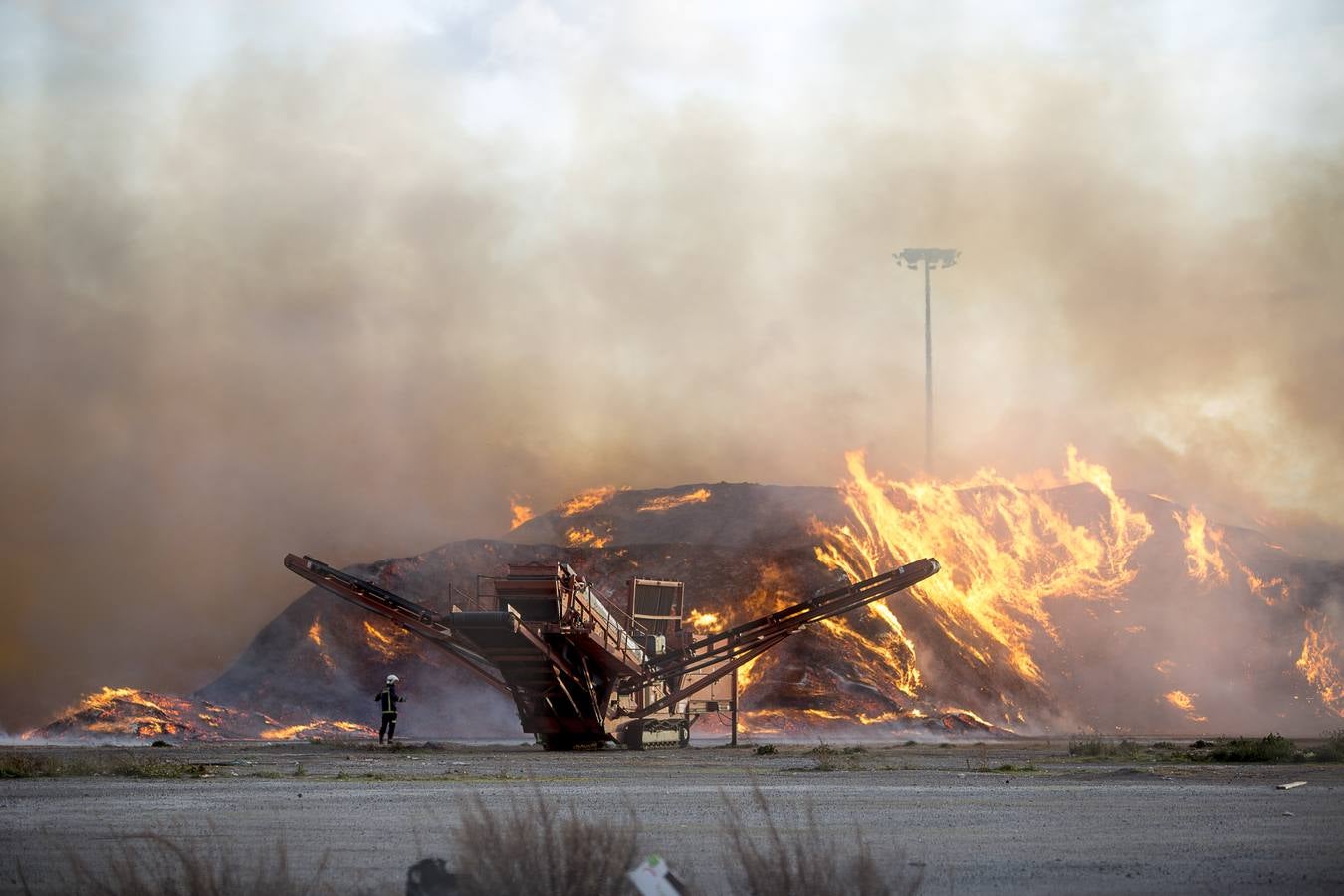 Intentan controlar un fuego en el interior de la dársena del Puerto de Motril