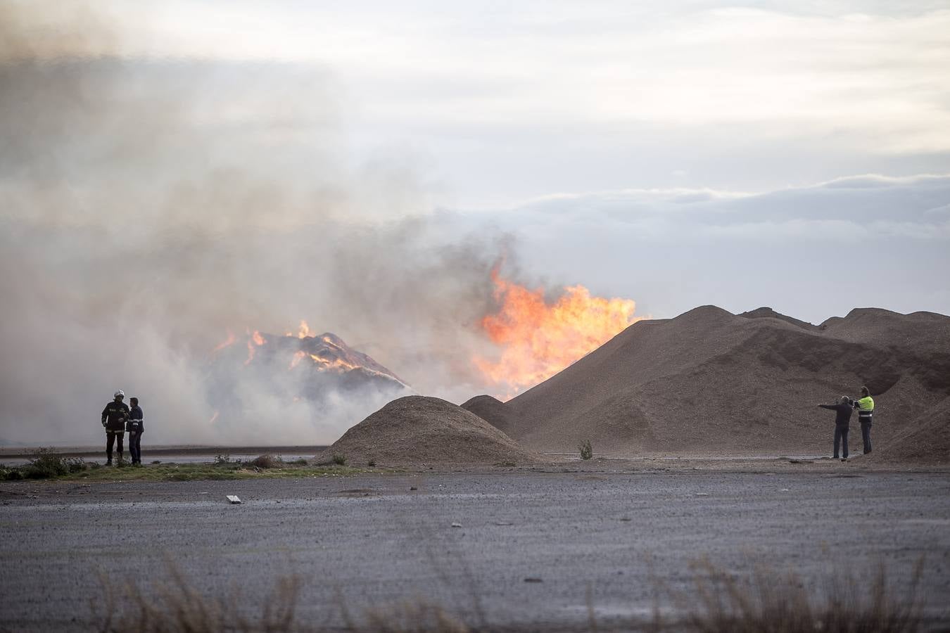 Intentan controlar un fuego en el interior de la dársena del Puerto de Motril