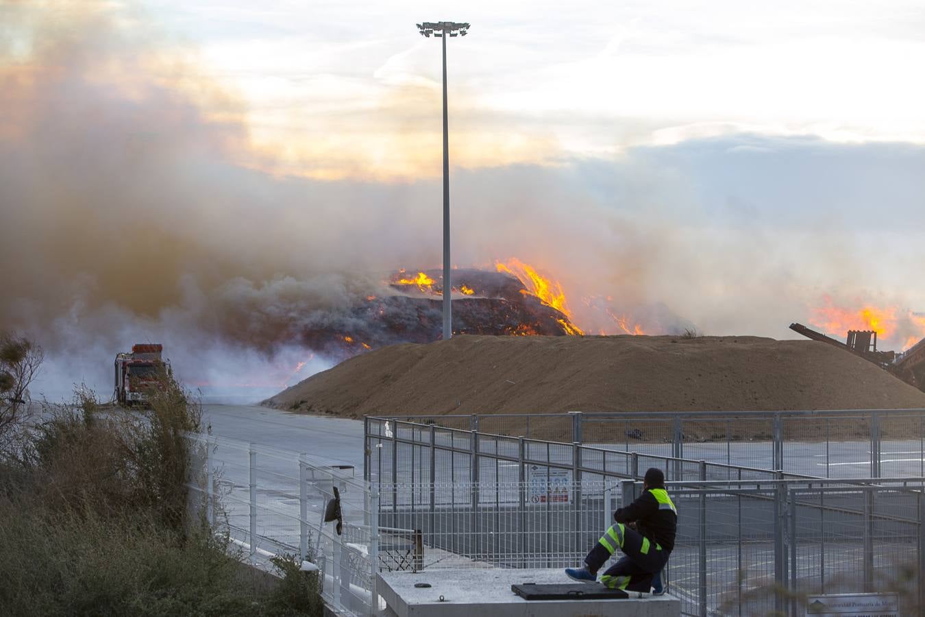 Intentan controlar un fuego en el interior de la dársena del Puerto de Motril