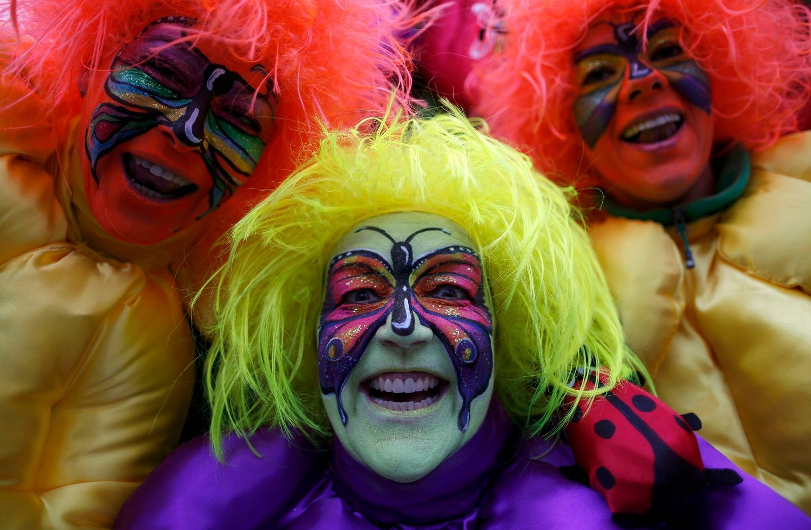 Mujeres vestidas con trajes para "Weiberfastnacht" (Carnaval de las Mujeres) celebran en Colonia.