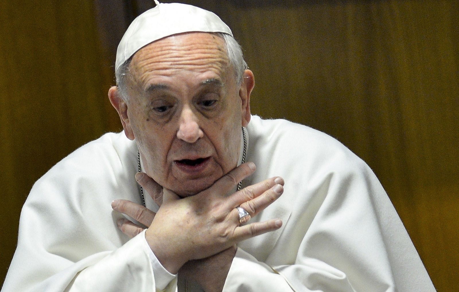 El Papa Francisco mientras habla con un cardenal.