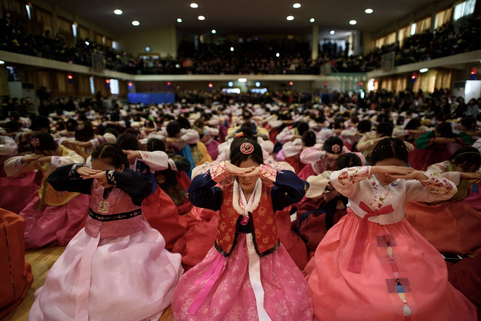 Estudiantes con vestidos tradicional.