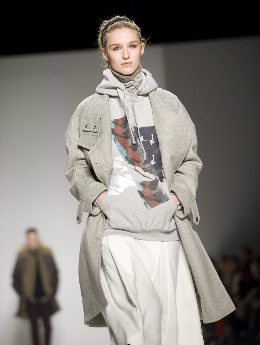 Una modelo Presenta las creaciones de Temporada Otoño / Invierno del diseñador Richard Chai Durante La Semana de la Moda Mercedes-Benz de Nueva York.