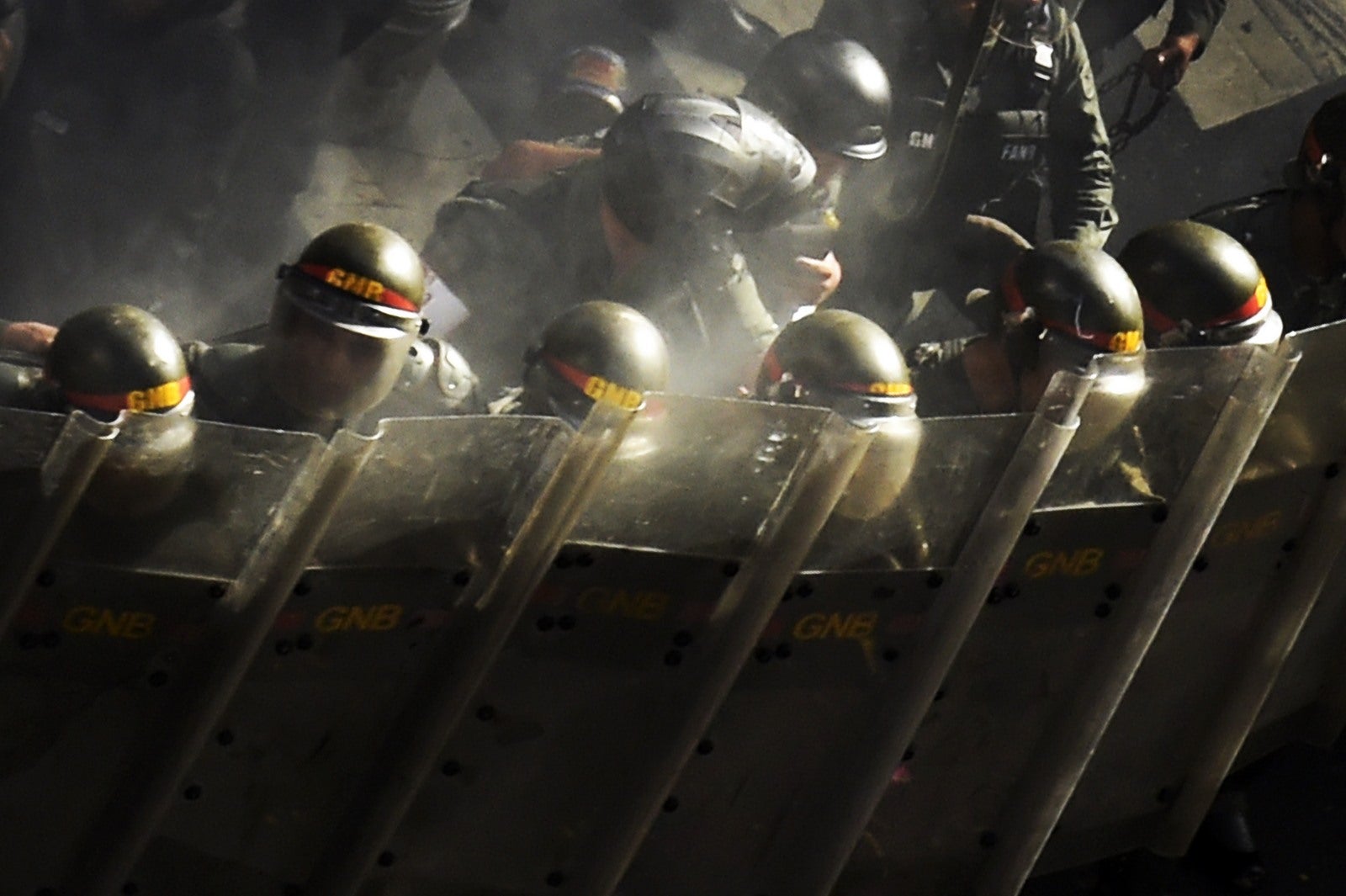 Personal de la Guardia Nacional de Venezuela forman una línea durante una protesta de los opositores al gobierno del presidente venezolano, Nicolás Maduro, en Caracas.