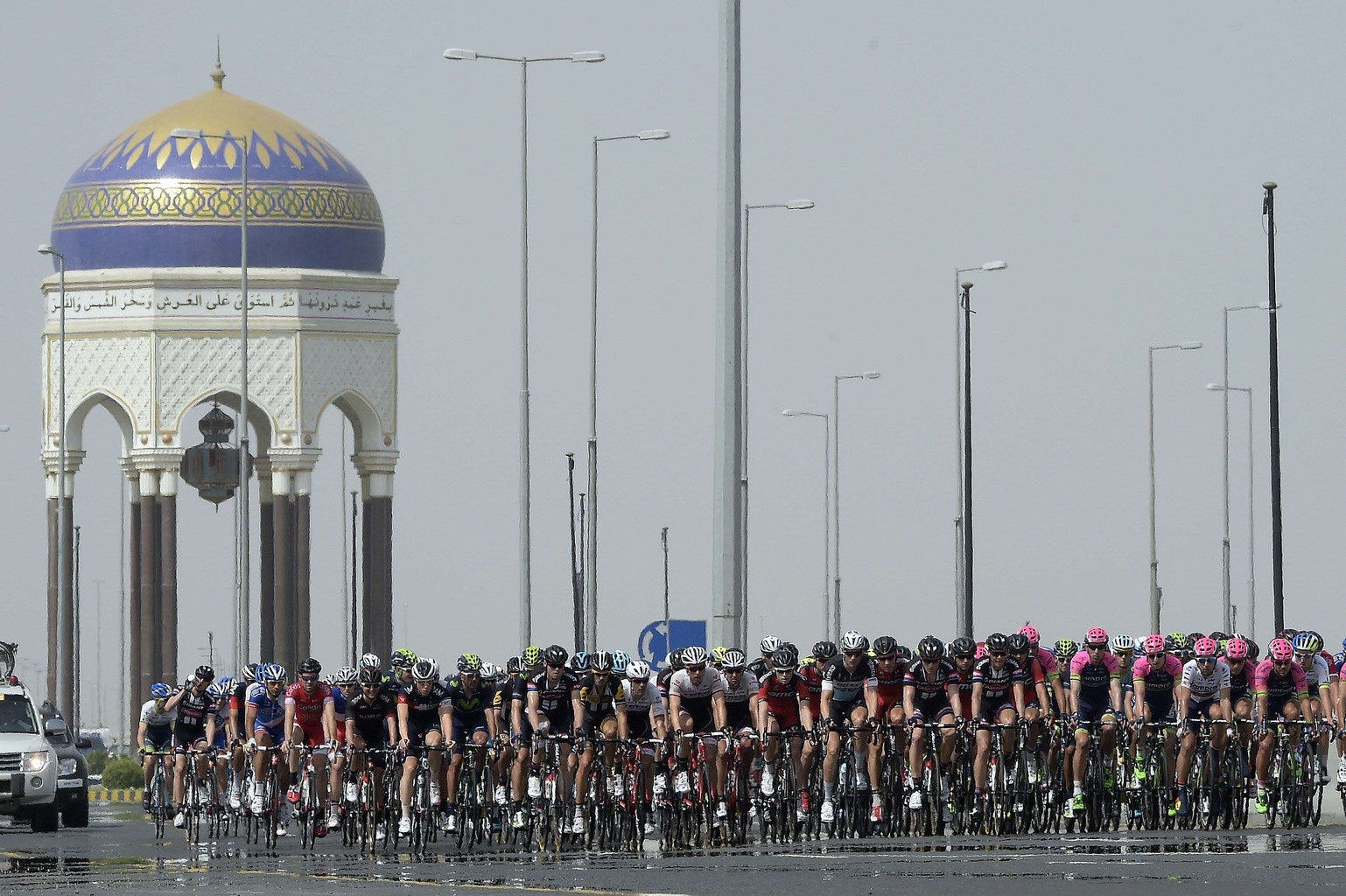 El peloton durante la sexta y última etapa de la Vuelta Ciclista a Omán entre Oman Air en Mascate y Mutrah Corniche.
