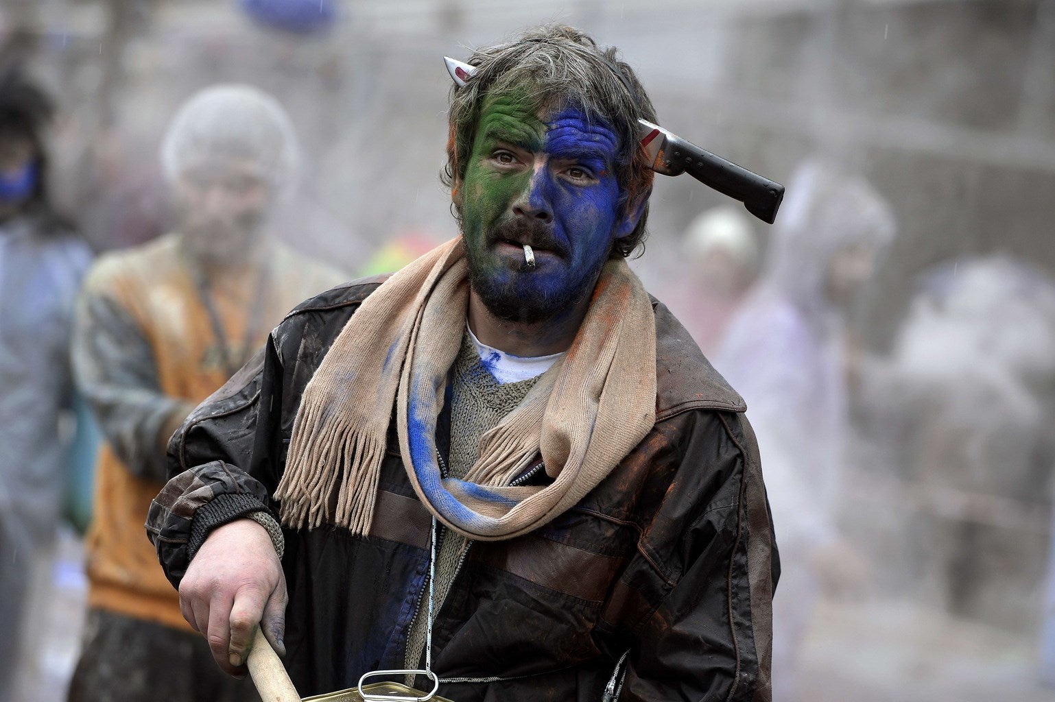 Un participante en una guerra de harina durante las celebraciones del Lunes de ceniza en la ciudad de Galaxidi.