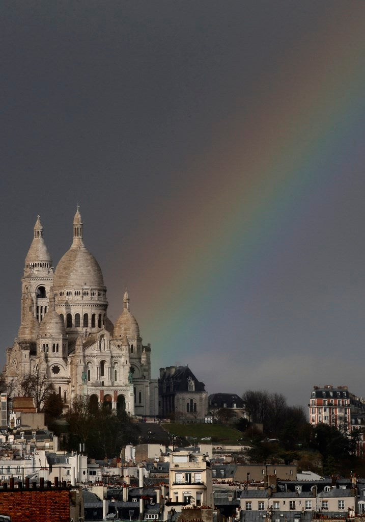 Arcoiris sobre la basílica del Sacre Coeur en Montmartre después de una lluvia repentina en Paris