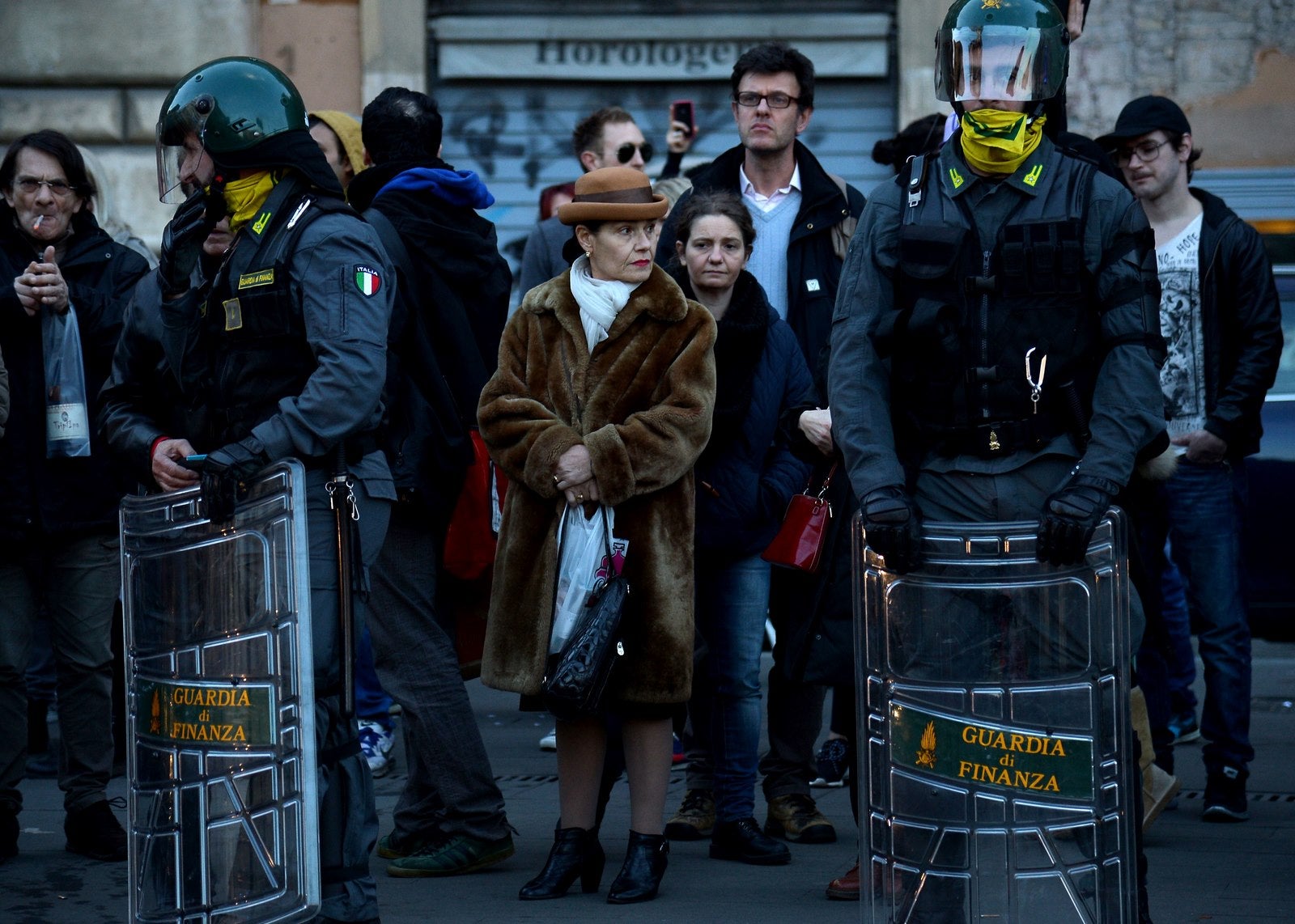 Manifestantes durante la contramanifestación por los movimientos de izquierda y asociaciones, en Roma.