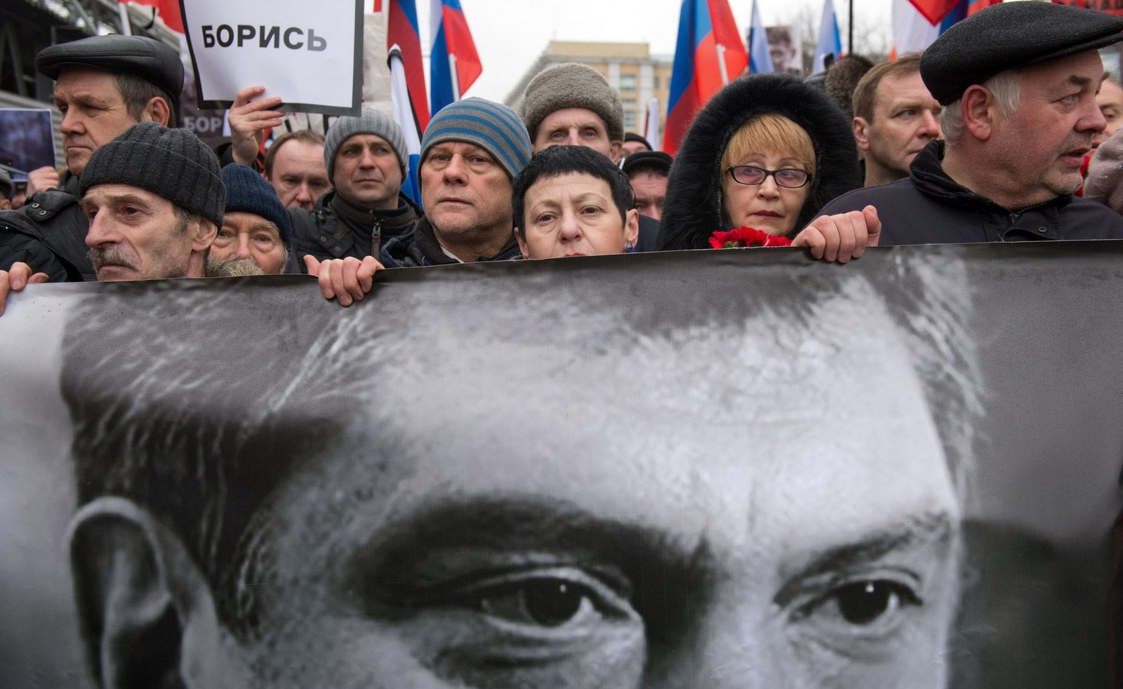 Partidarios de la oposición de Rusia llevan una bandera durante una marcha en el centro de Moscú.