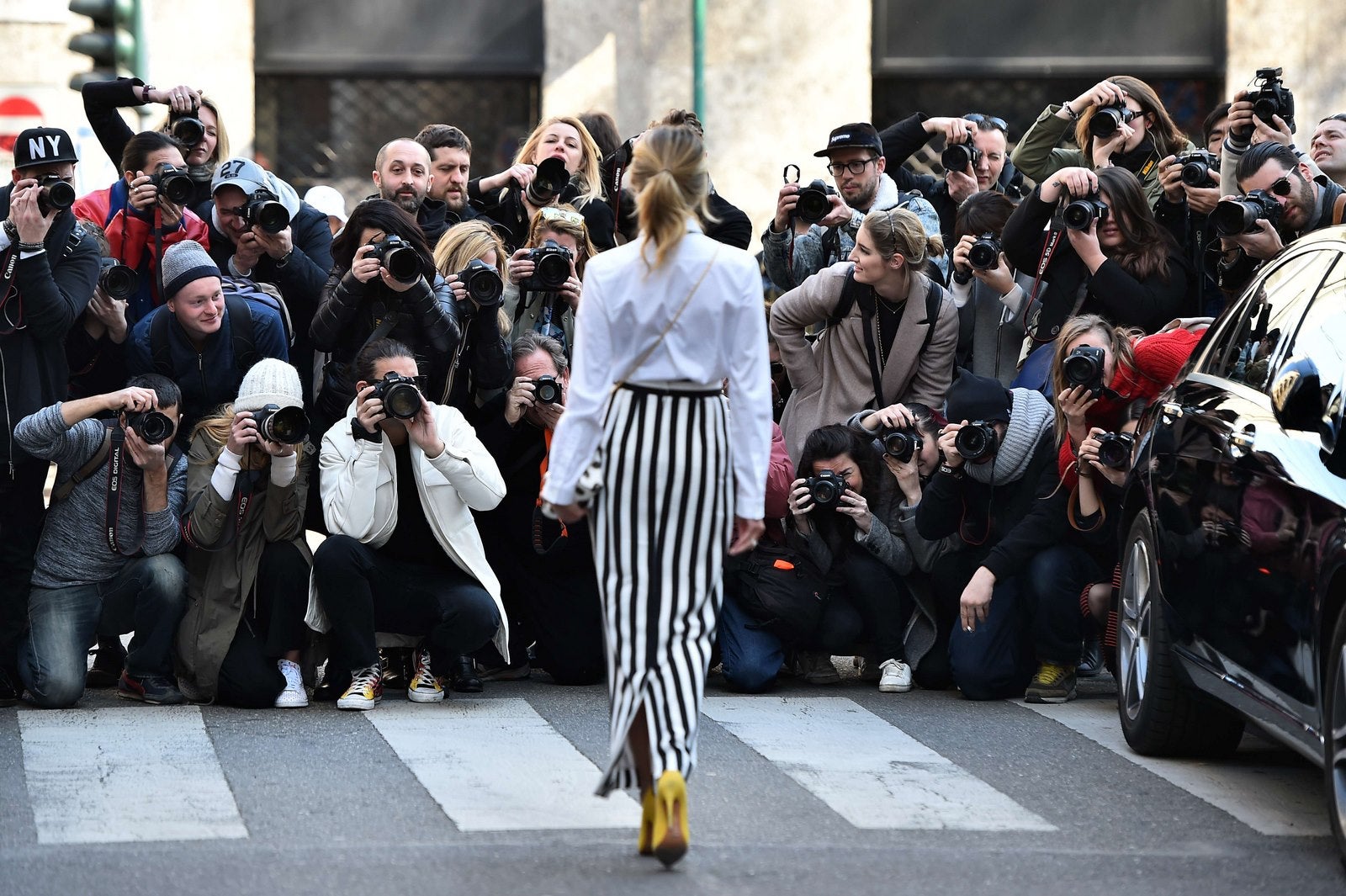 Una mujer posa en la calle antes de la feria de moda Dolce &amp; Gabbana en la Semana de la Moda de Milán.