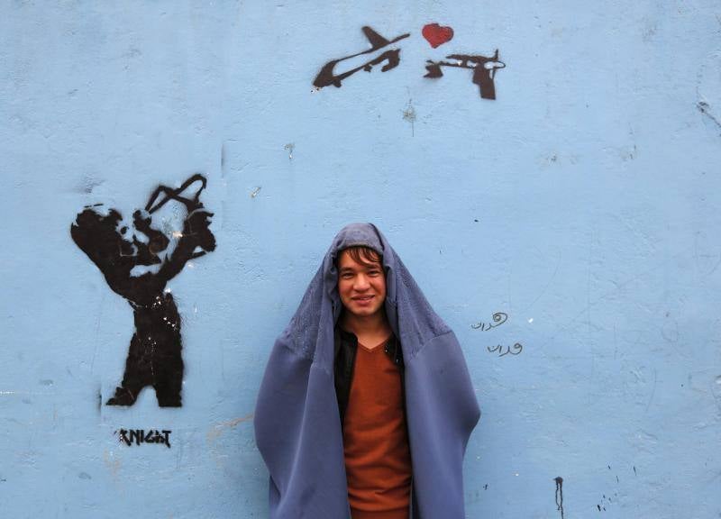 Hombres afganos marchan con burka por Kabul en defensa de los derechos de las mujeres