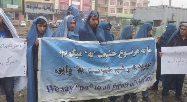 Hombres afganos marchan con burka por Kabul en defensa de los derechos de las mujeres