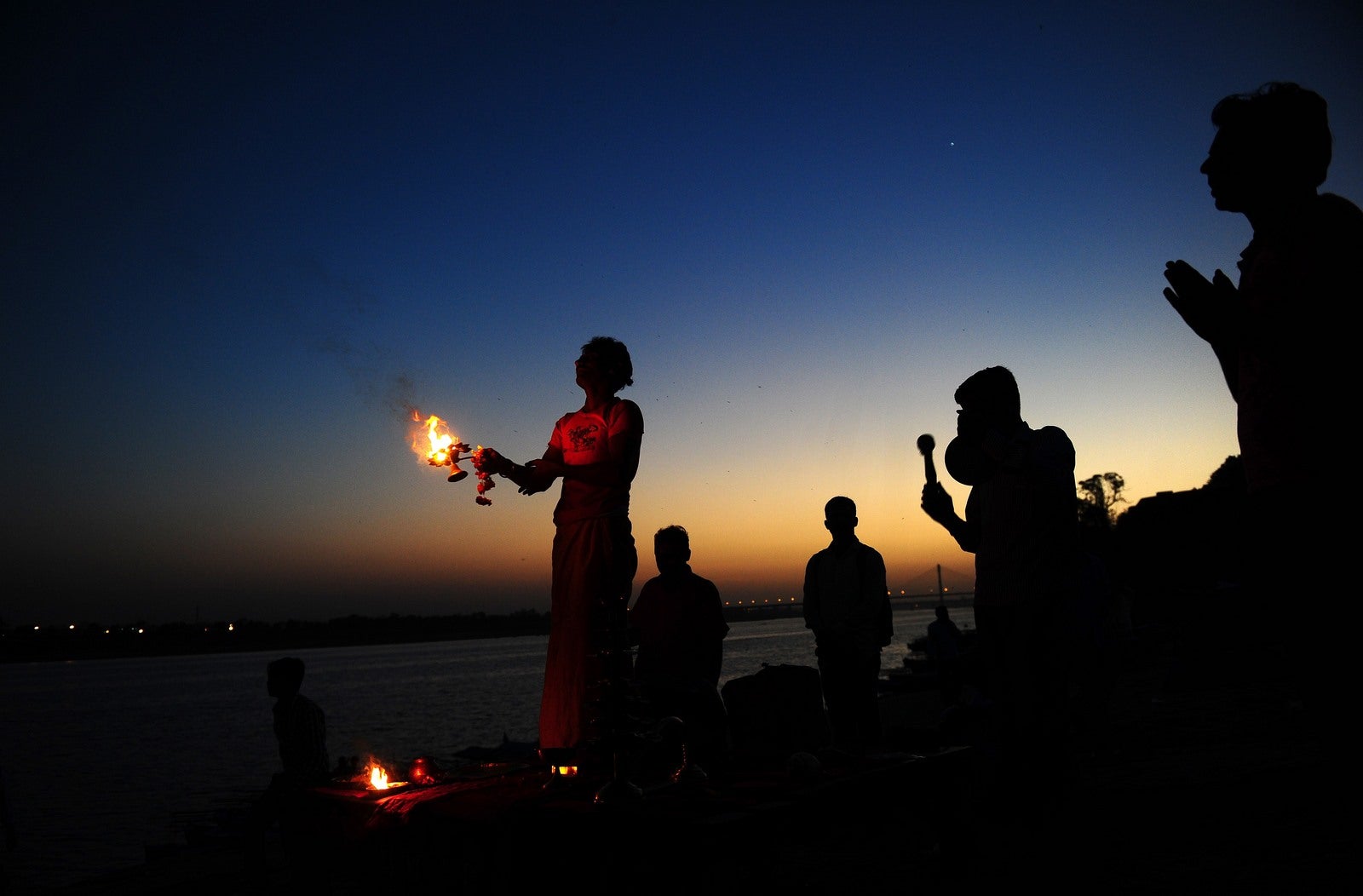 Hindúes realizan oraciones de la tarde en Sangam, la confluencia de los ríos Ganges, Yamuna y el mítico Saraswati, en Allahabad.