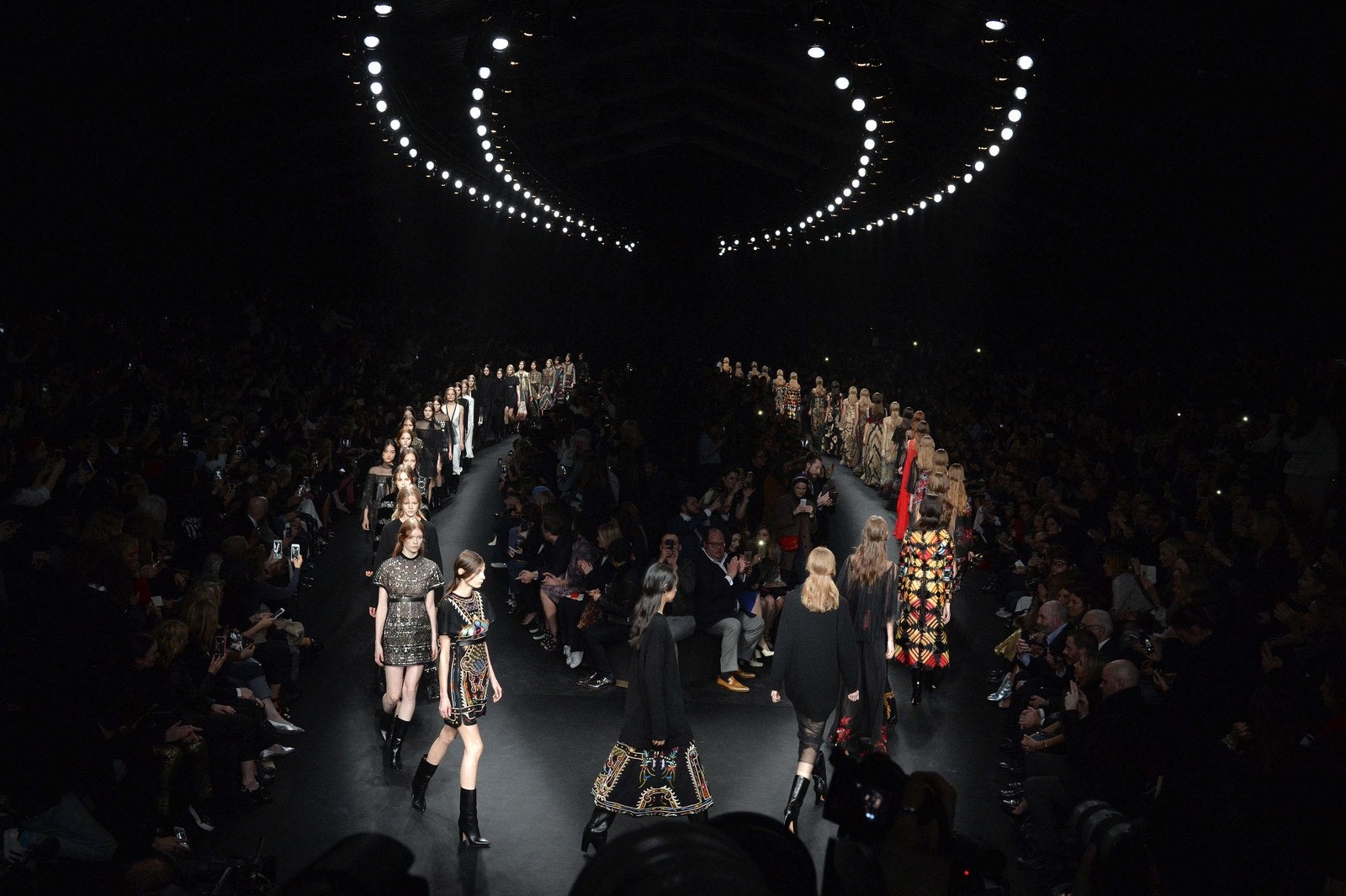 Modelos durante el desfile de moda prêt-à-porter en París.