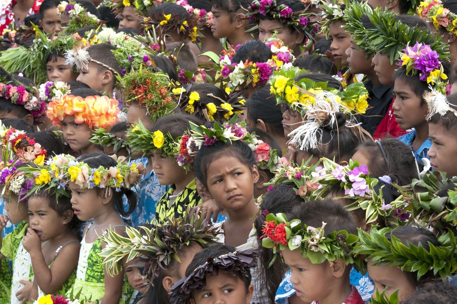 El coro Moerai se reúnen para cantar el himno nacional en la isla de Rurutu, al sur de Tahití.