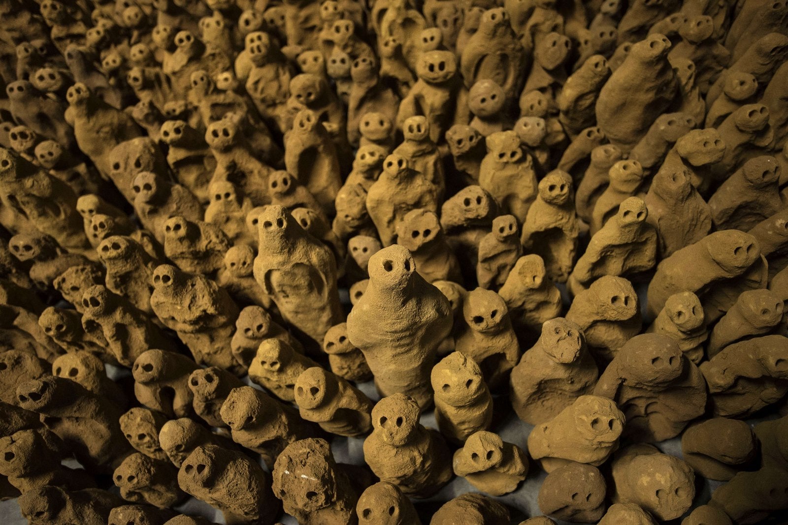 Esculturas de la instalación titulada 'El campo de las islas británicas "por el artista británico Antony Gormley