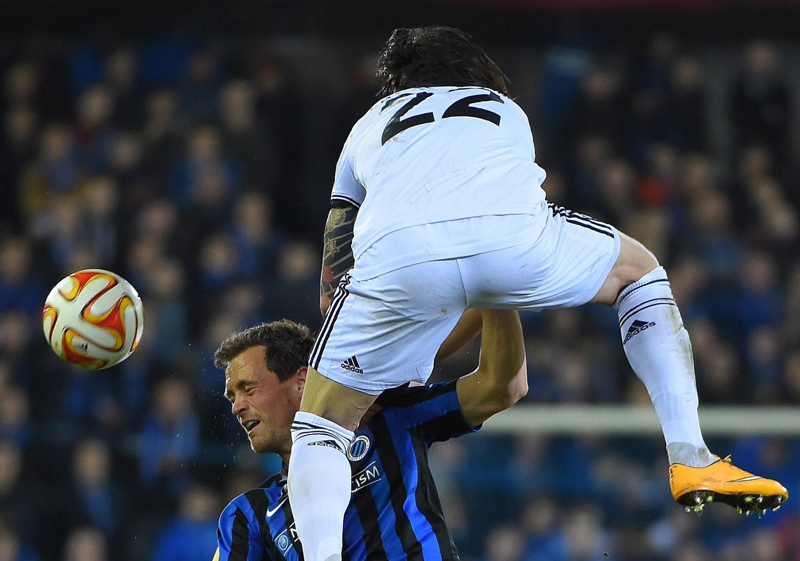 Brugge Tom De Sutter (L) y el Besiktas defensor Ersan Gulum compiten por el balón durante la ronda de la UEFA Europa League de 16 partido entre el Club Brugge KV y el Besiktas JK