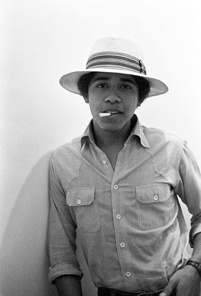 Barack Obama fumando marihuana en el primer año de la Universidad (1980). 