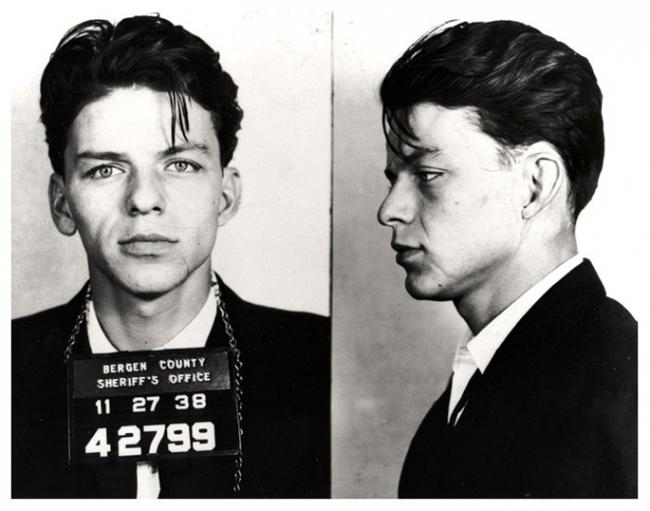 Frank Sinatra, con 23 años, arrestado por adulterio y seducción, que por aquella época sí que era considerado un crimen (1938). 