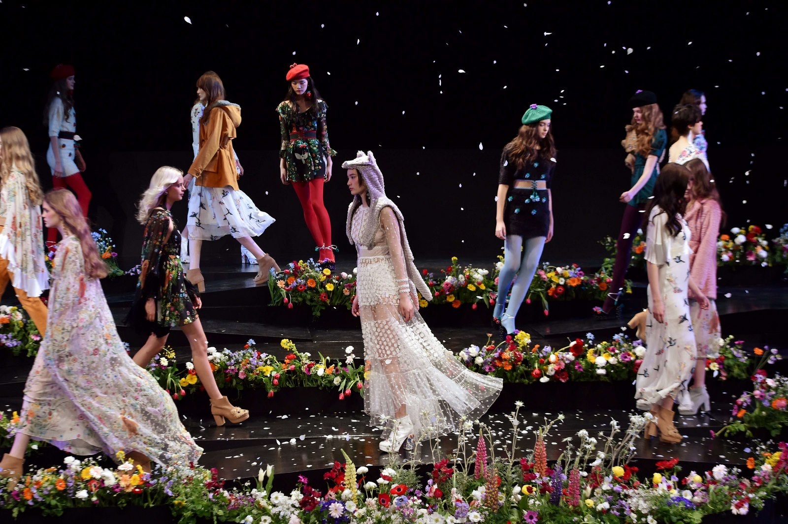 Modelos exhiben creaciones de diseñador tailandés Pim Sukhahuta.