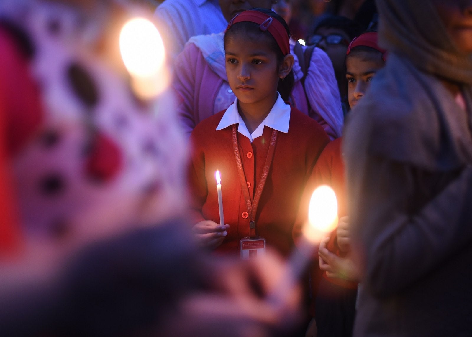 Participantes en una vigilia y protesta silenciosa contra la presunta violación en grupo de una monja en el estado oriental de Bengala Occidental.