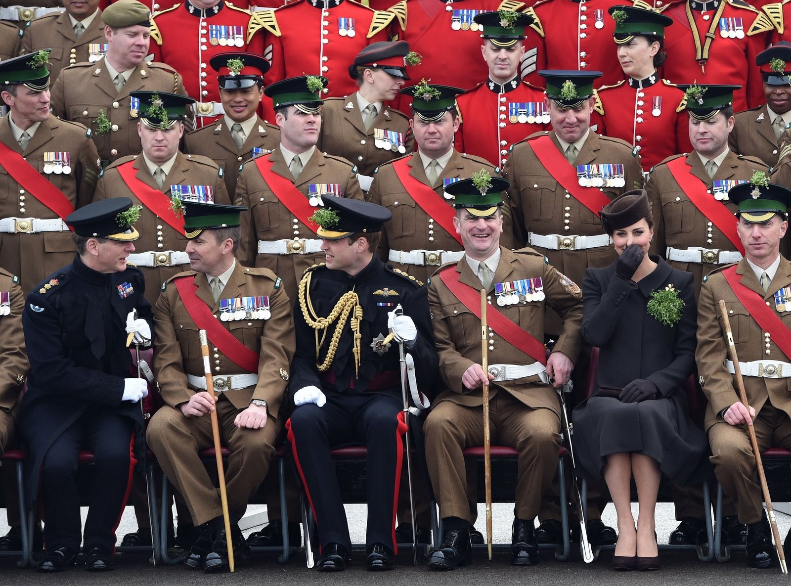 El duque de Cambridge (primera fila, tercero L) y su esposa Catalina de Gran Bretaña, la duquesa de Cambridge (primera fila, segunda R) posan para una fotografía con los oficiales durante su visita a la Guardia Irlandesa .