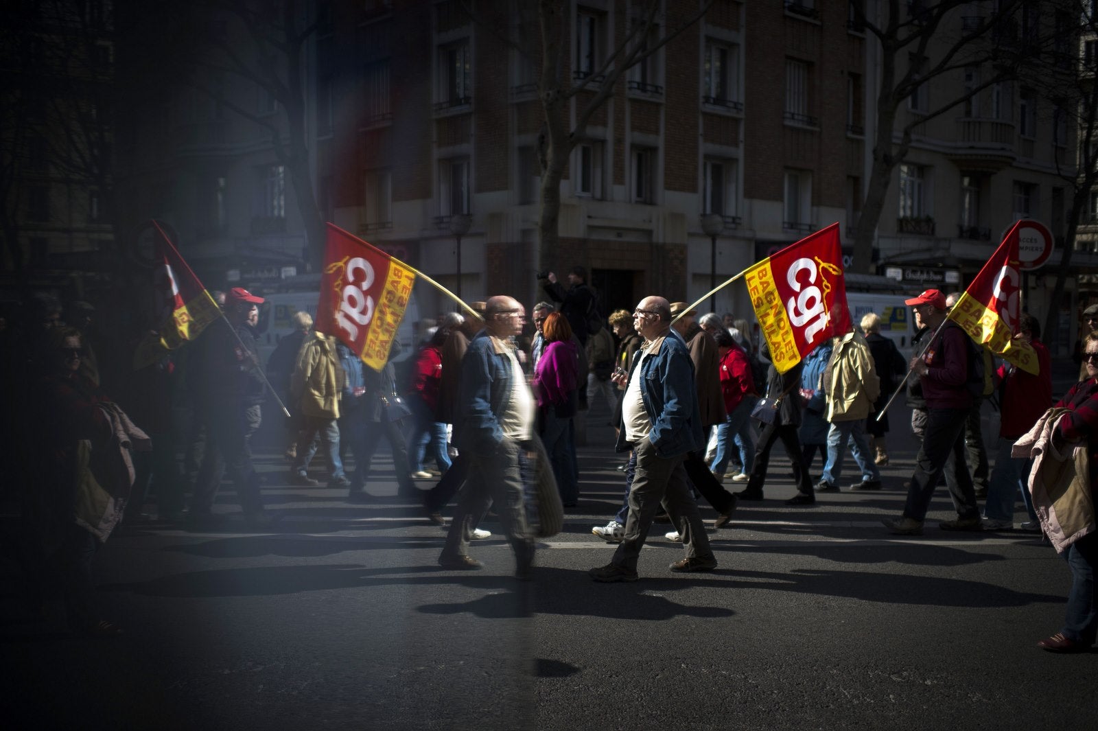 Un hombre sostiene una bandera del sindicato CGT en una manifestación en París.